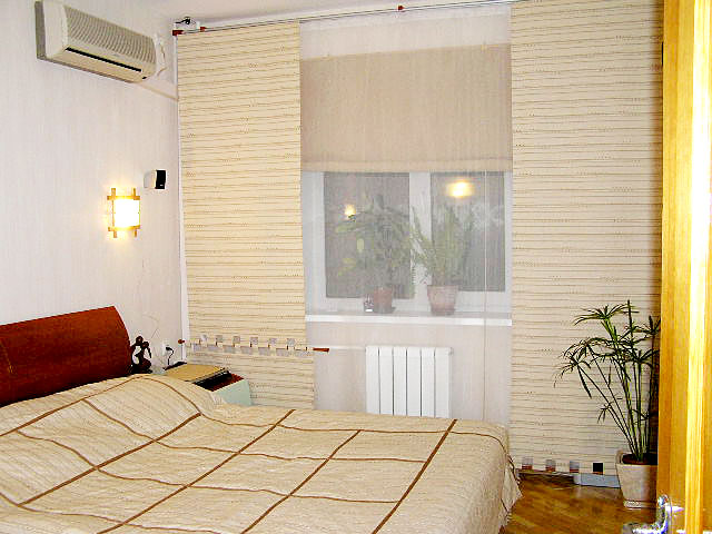 Светлая спальня с домашним текстилем и шторами на заказ фото