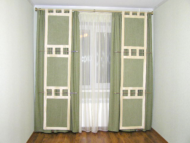 Зеленые портьеры с декоративными панелями с геометрическим рисунком. Дизайн на заказ