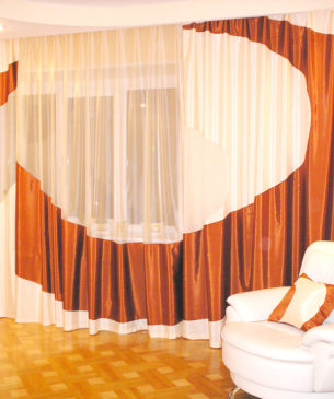 Огненная аппликация на полупрозрацной тюлевой ткани в зале, шьем шторы на заказ