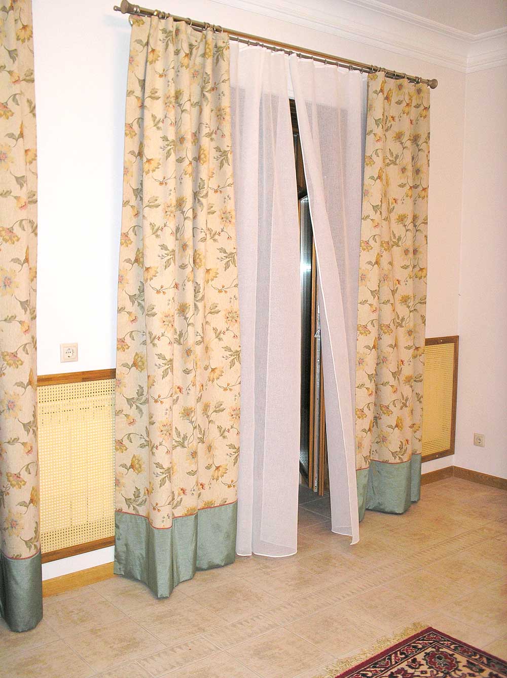 Портьеры в кантри стиле и вуаль на окна под натуральный материал