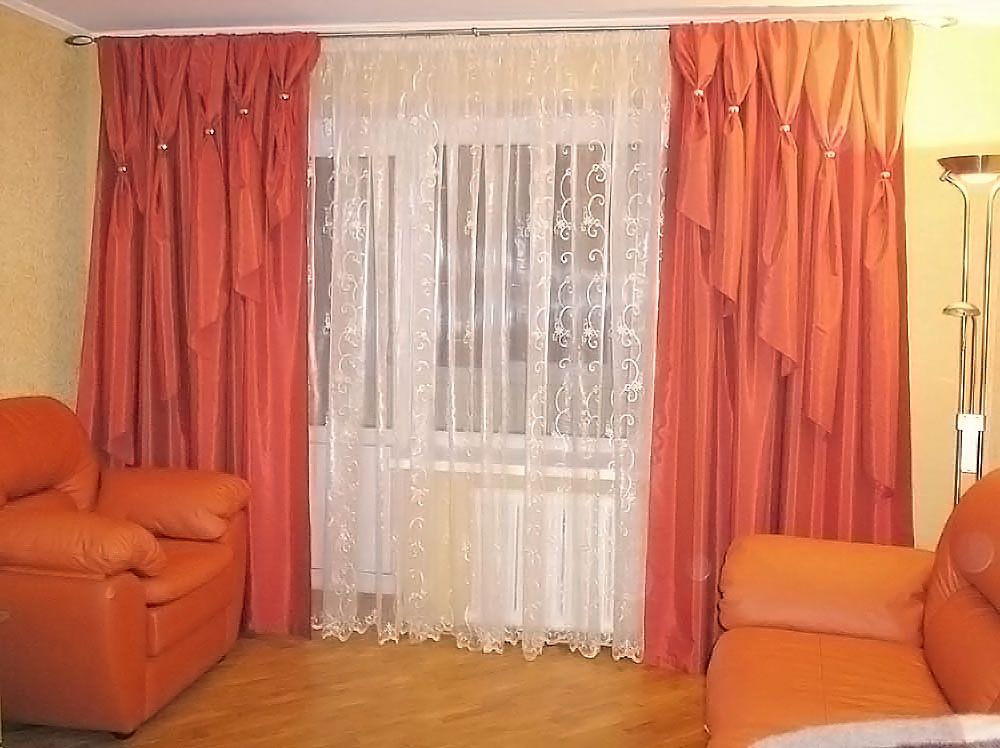Красные шторы с декором из кугелей