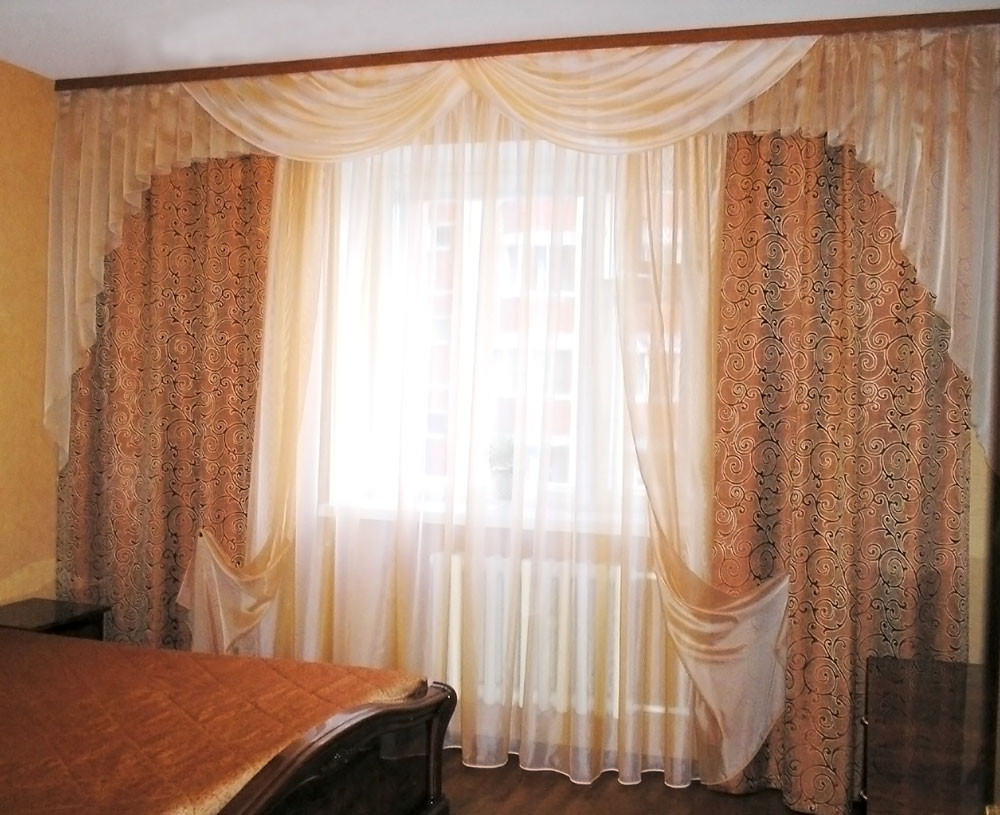 Общий вид спальни с золотисто-оранжевыми занавесками