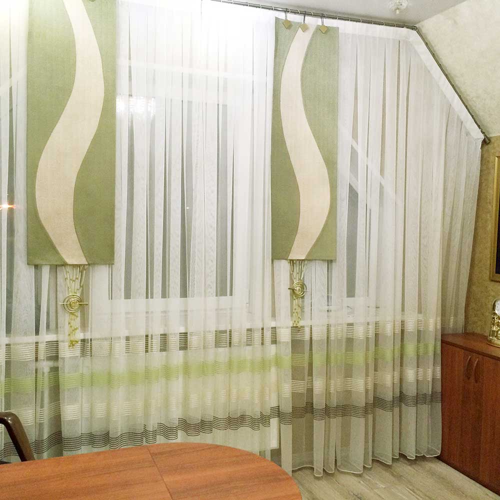 Тюль из органзы на мансардное окно и декор из зеленых панелей