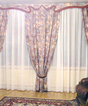 Оформление зала с большим окном шторами с фигурным ламбрекеном ручной работы.