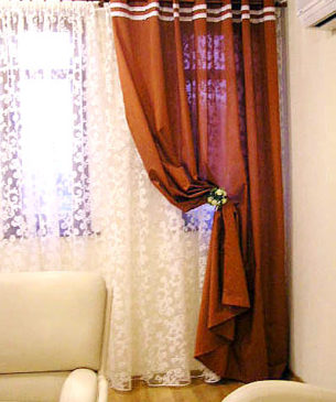 Дизайн штор в гостиную на заказ: коричневые занавески с аппликацией и белый ажурный тюль