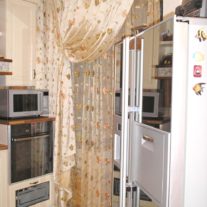 Атласные шторы с цветами фото на кухню