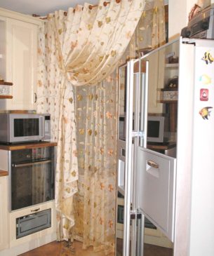 Атласные шторы с цветами фото на кухню