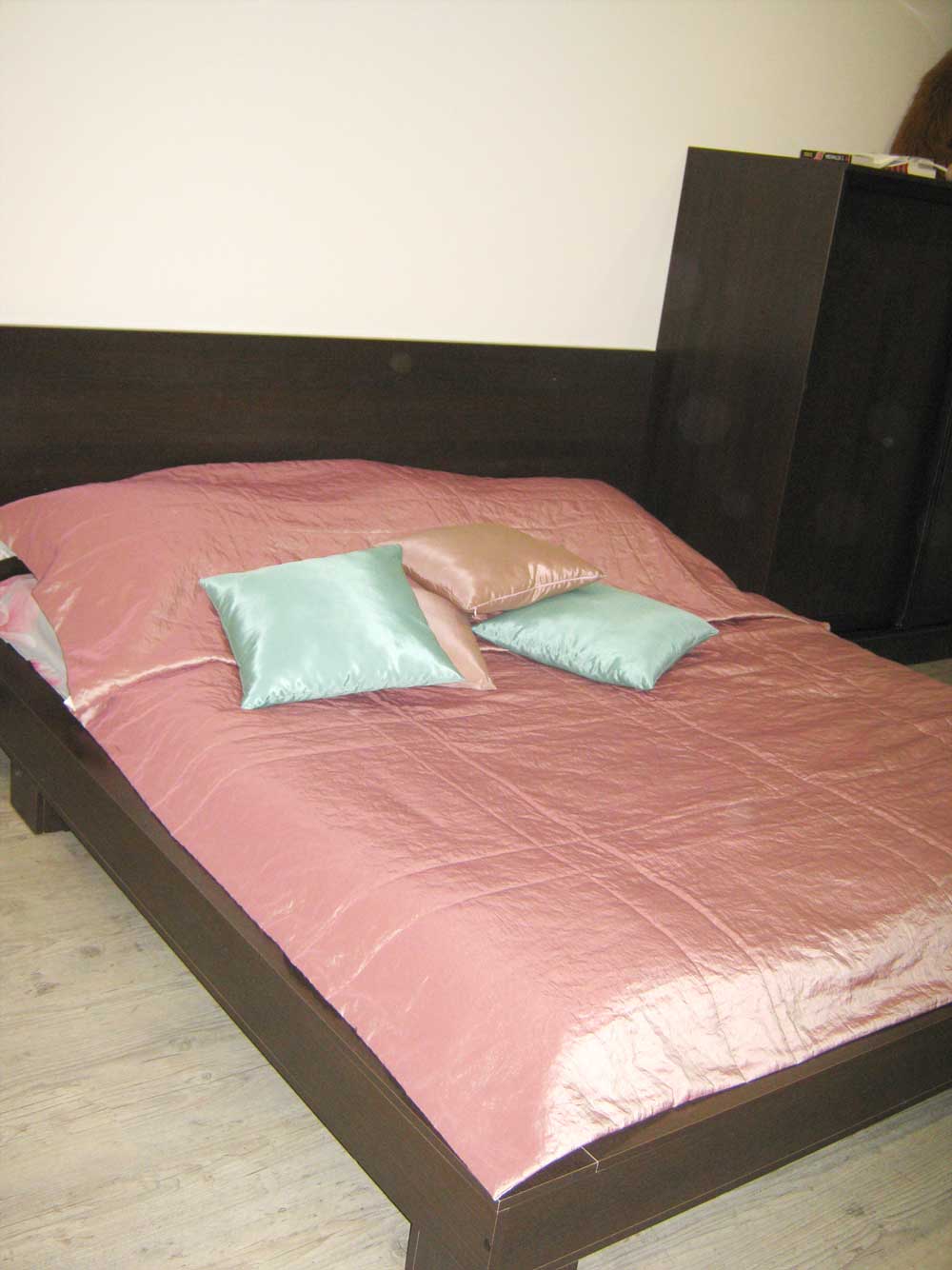 Розовое покрывало и декоративные подушки бирюзового цвета ручной работы
