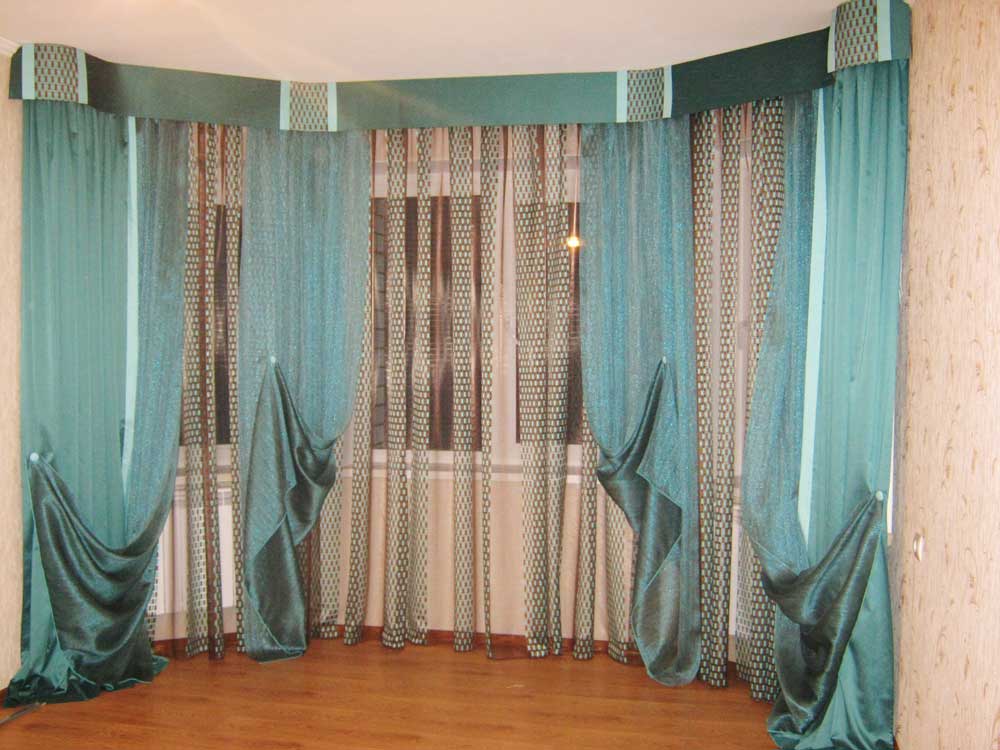 Бирюзовые легкие гардины в эркерное окно с декором