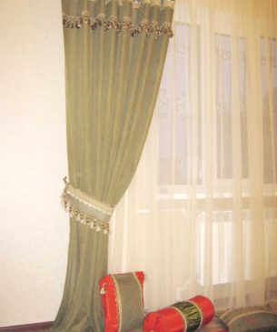 Портьера с декорированным тесьмой с кистями и подвесками верхом