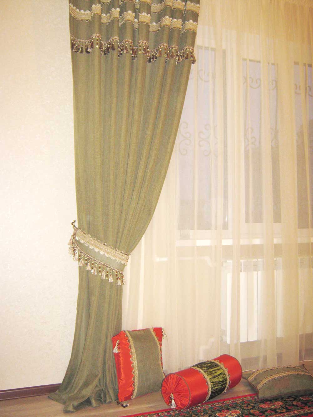 Портьера с декорированным тесьмой с кистями и подвесками верхом