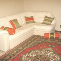 Красно-зеленые декоративные диванные подушечки с кистями