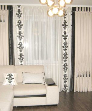 Черно-белые шторы с отделкой складкой "куст" и небольшими кисточками