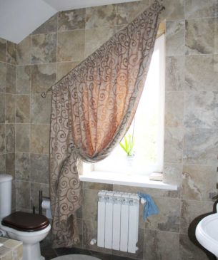 Портьера для окна неправильной формы в ванной