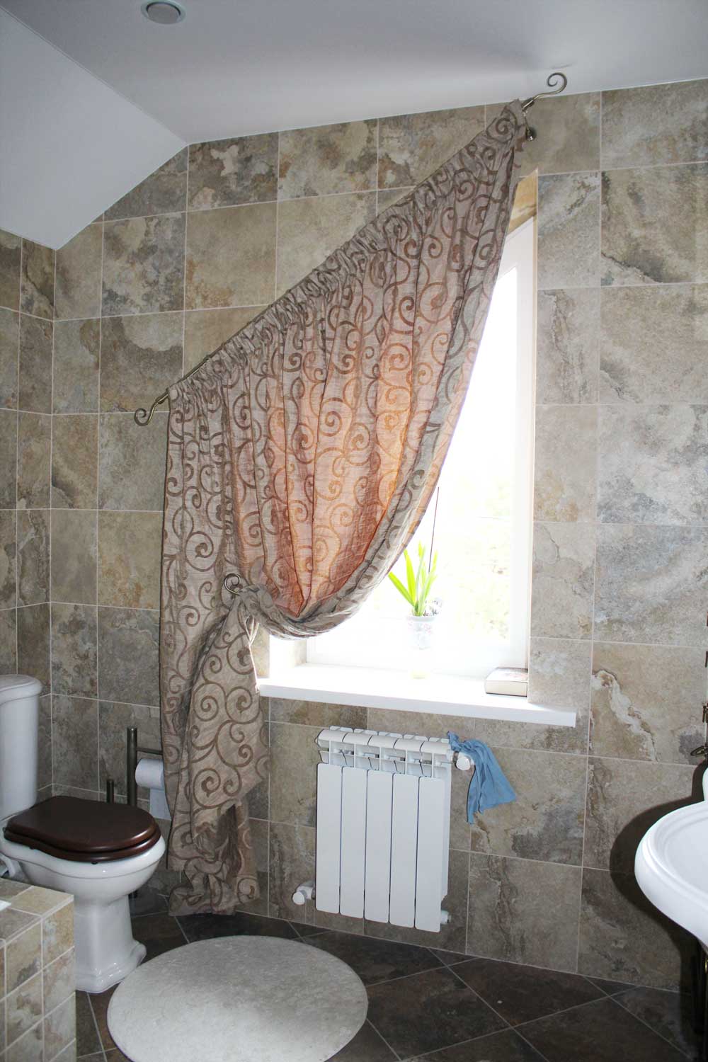 Портьера для окна неправильной формы в ванной
