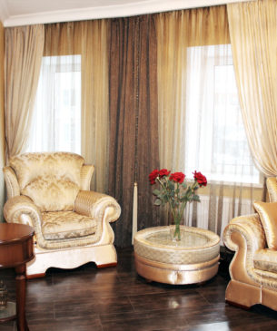 Фактурные легкие шторы из кисеи в коричнево-золотистых тонах с подвесами-кистями