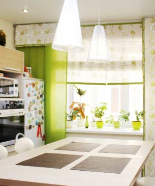 Рулонные шторы и японские панели на кухне