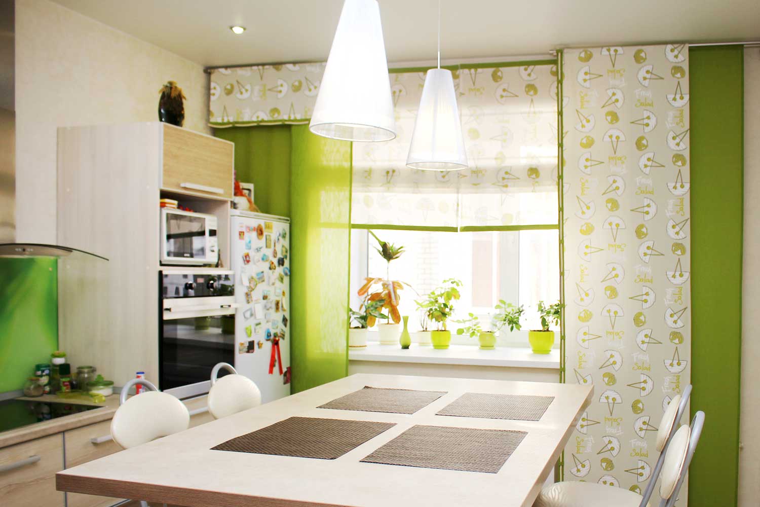 Рулонные шторы и японские панели на кухне